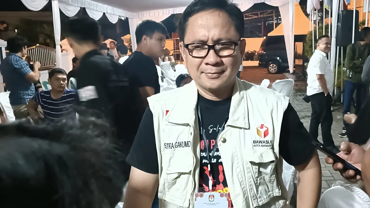 Anggota Bawaslu Kota Manado Heart Runtuwene saat diwawancarai wartawan di Kantor KPU Manado, Minggu (1/12/2024).