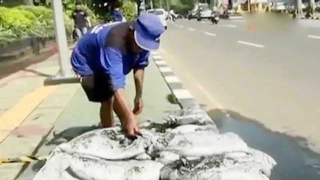 Pembersihan Kulit Kabel di Selokan Terus Dilakukan