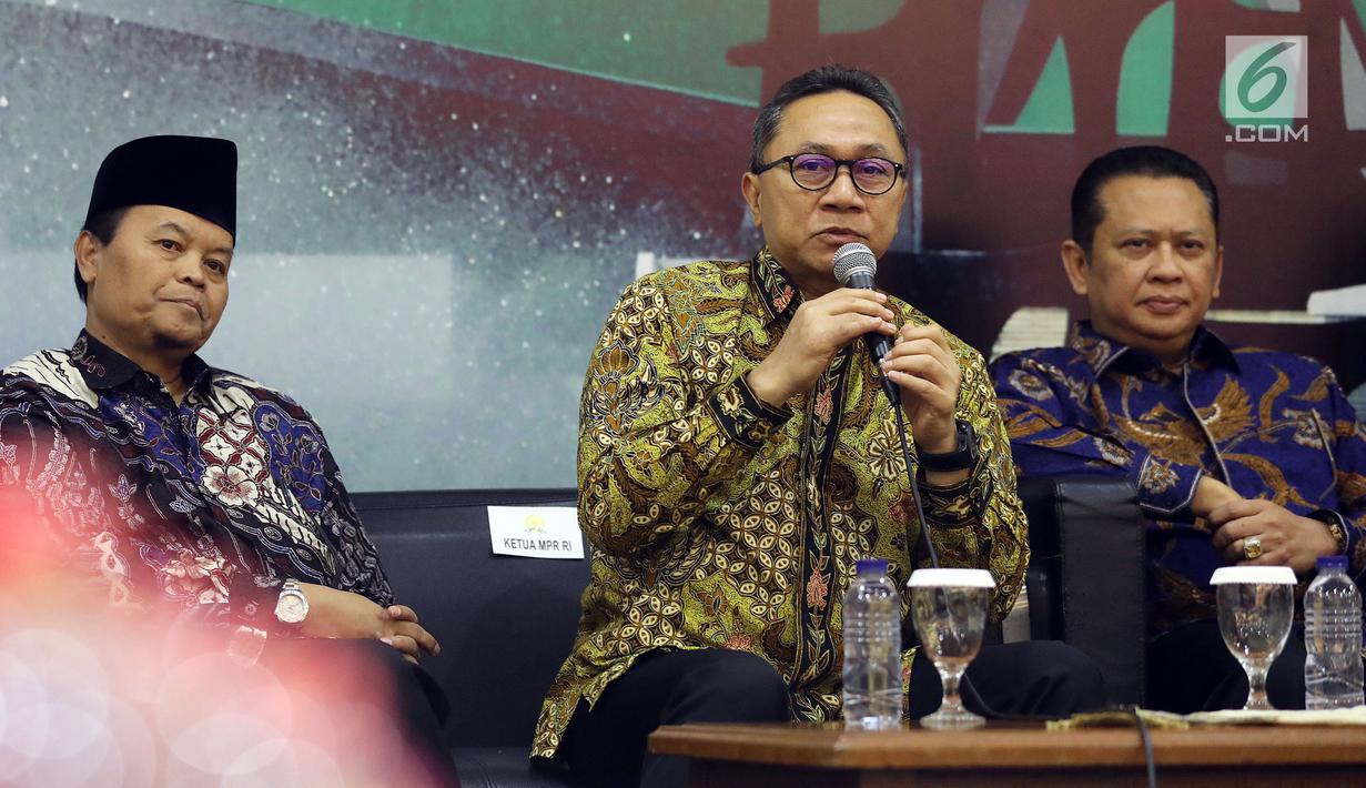 Ketua MPR Zulkifli Hasan menjadi pembicara dalam Refleksi Akhir Tahun dan Tahun Politik 2019 di Nusantara III, Kompleks Parlemen MPR/DPR-DPD, Senayan, Jakarta, Selasa (18/12). (Liputan6.com/Johan Tallo)