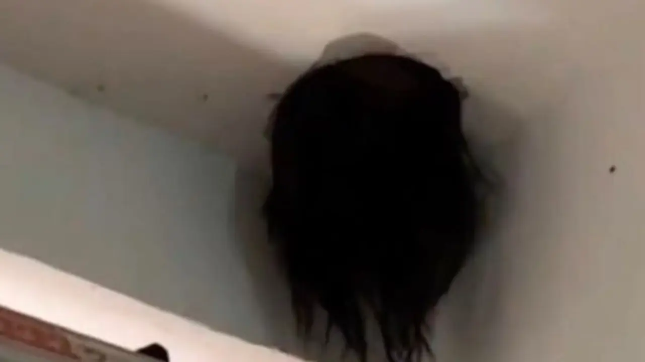 Bak Film Horor, Viral Kepala Bocah Ini Tersangkut di Langit-langit Rumah