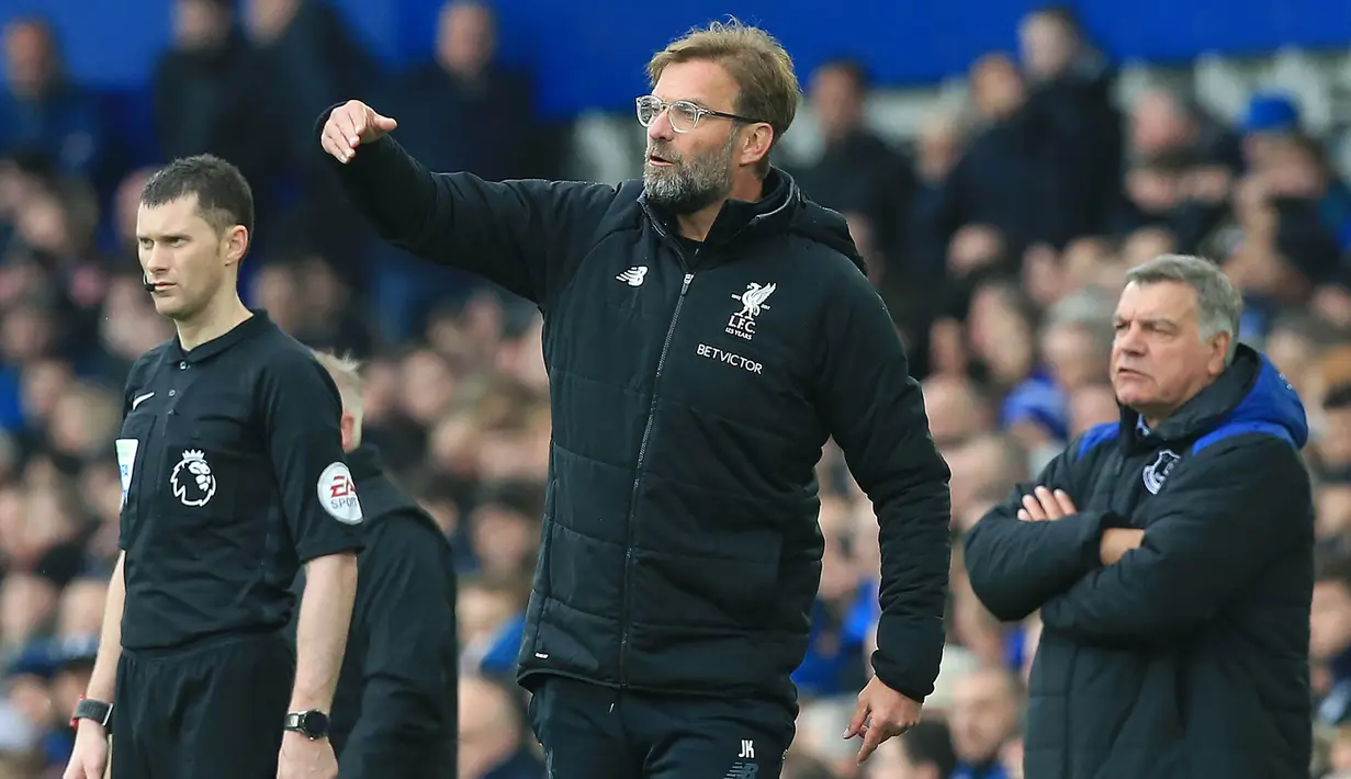 Pelatih Liverpool, Juergen Klopp, memberikan instruksi kepada anak asuhnya saat melawan Everton pada laga Premier League di Stadion Goodison Park, Liverpool, Sabtu (7/5/2018). Kedua klub bermain imbang 0-0. (AFP/Lindsey Parnaby)