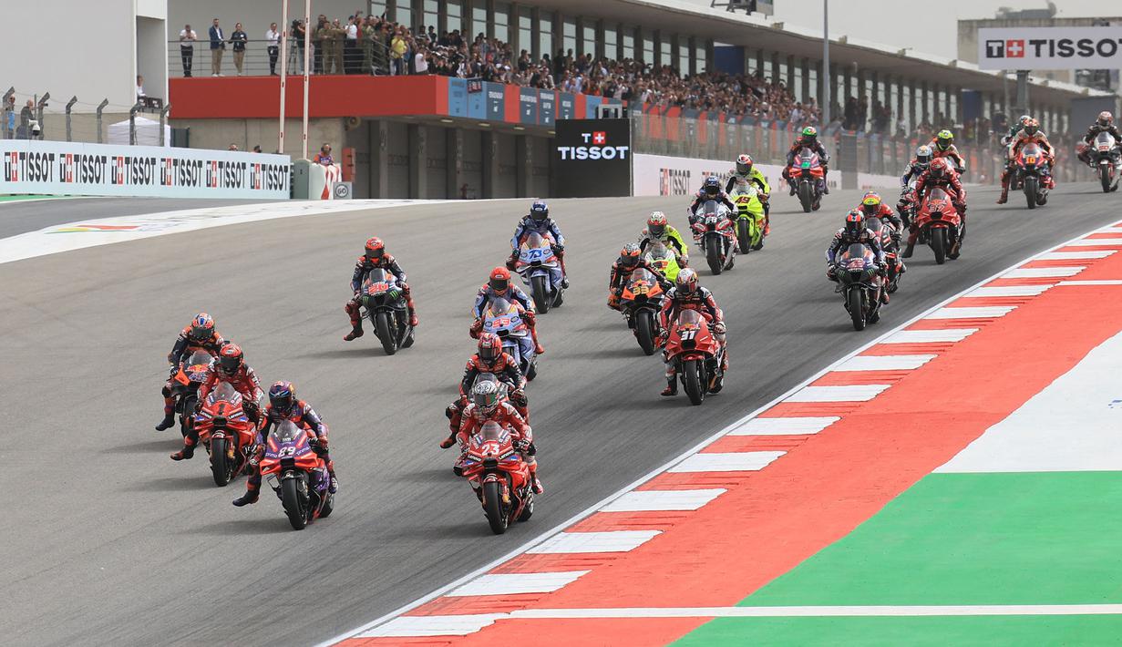 Para pembalap saat melakukan start di kelas utama MotoGP pada balapan MotoGP Portugal 2024 di Sirkuit Internasional Algarve, Portimao, Portugal, Minggu (24/3/2024) malam WIB. (AFP/Patricia De Melo Moreira)