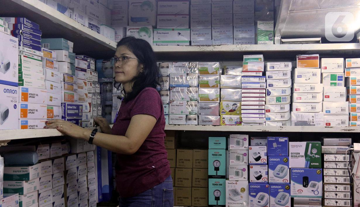 Presiden Joko Widodo (Jokowi) meminta Menteri Kesehatan Budi Gunadi Sadikin untuk merumuskan kebijakan supaya harga alat kesehatan dan obat bisa murah dan terjangkau. (Liputan6.com/Herman Zakharia)