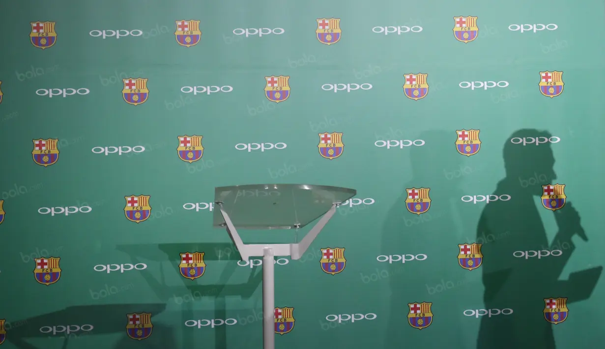 Bayangan Pembawa acara terpampang saat peluncuran Oppo smartphone F1 plus FCB Edition di Kawasan SCBD, Jakarta, Kamis (21/7/2016). (Bola.com/Nicklas Hanoatubun)