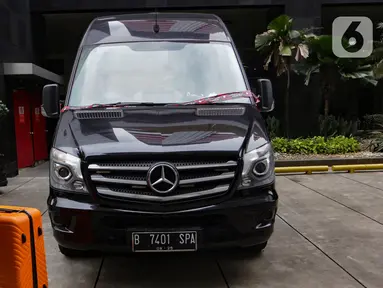 Komisi Pemberantasan Korupsi menyita satu unit mobil merk Mercedes Benz Sprinter 315 CD warna hitam beserta satu kunci remote mobil terkait dengan penanganan kasus dugaan pencucian uang mantan Menteri Pertanian Syahrul Yasin Limpo (SYL), Gedung Merah Putih KPK, Jakarta, Selasa (14/5/2024. (merdeka.com/Arie Basuki)