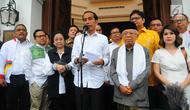 Calon Presiden dan Wakil Presiden nomor urut 01 Joko Widodo-Ma'ruf Amin didampingi sejumlah pimpinan partai politik pendukung memberikan keterangan pers usai menggelar pertemuan tertutup di Plataran Menteng, Jakarta, Kamis (18/4). (Liputan6.com/Angga Yuniar)