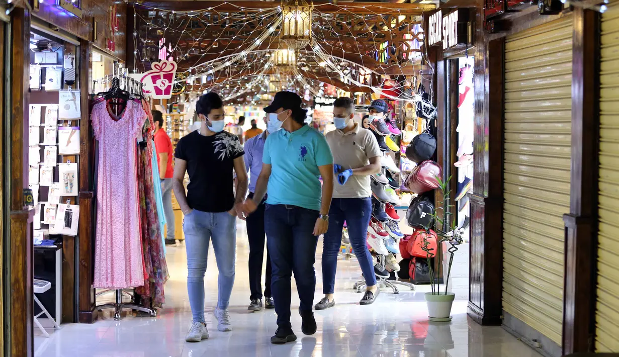 Orang-orang yang mengenakan masker mengunjungi sebuah mal yang kembali dibuka di pusat kota Baghdad, Irak, pada 21 Juli 2020. Kementerian Kesehatan Irak pada Selasa (21/7) mencatat 2.466 kasus baru COVID-19, sehingga total kasus infeksi di negara itu menjadi 97.159. (Xinhua)