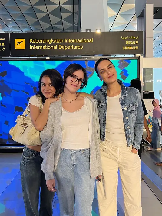 Sebelum Manuella berangkat, mereka sempat mengabadikan momen kekompakan bersama. Tampak Sophia dan dua anaknya kompak bergaya kasual pakai denim dengan caranya masing-masing. [@sophia_latjuba88]