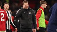 Pelatih kepala Newcastle United asal Inggris, Eddie Howe, bereaksi atas kekalahan timnya di lapangan setelah pertandingan Inggris antara Manchester United dan Newcastle United di Old Trafford, Manchester, barat laut Inggris, Sabtu (27-12-2025) dini hari WIB. Man Utd memenangkan pertandingan dengan skor 1-0. (Darren Staples/AFP)