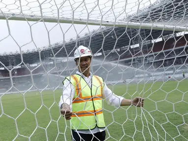 Menpora RI, Imam Nahrawi, mengecek jaring gawang saat meninjau SUGBK di Senayan, Jakarta, Selasa (8/8/2017). Renovasi SUGBK ditargetkan rampung pada bulan Oktober 2017. (Bola.com/M Iqbal Ichsan)