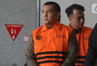 Wakil Menteri Imigrasi dan Pemasyarakatan (Wamen Imipas), Silmy Karim, berjalan menuju mobil tahanan usai menjalani pemeriksaan intensif di Gedung Merah Putih Komisi Pemberantasan Korupsi (KPK), Jakarta, Kamis (4/6/2026). (Liputan6.com/Helmi Fithriansyah)
