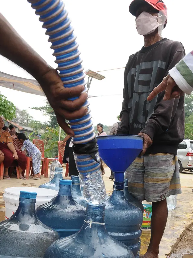 Warga Kelurahan Gedong Terima Bantuan Air Bersih