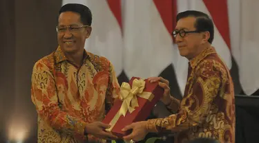 Mantan Menteri Hukum dan Hak Asasi Manusia (Menkumham), Yasonna H Laoly (kana) menyerahkan nota memori jabatan kepada Menkumham yang baru, Supratman Andi Agtas di Graha Pengayoman, Rasuna Said, Kuningan, Jakarta, Selasa (20/8/2024). (merdeka.com/Imam Buhori)