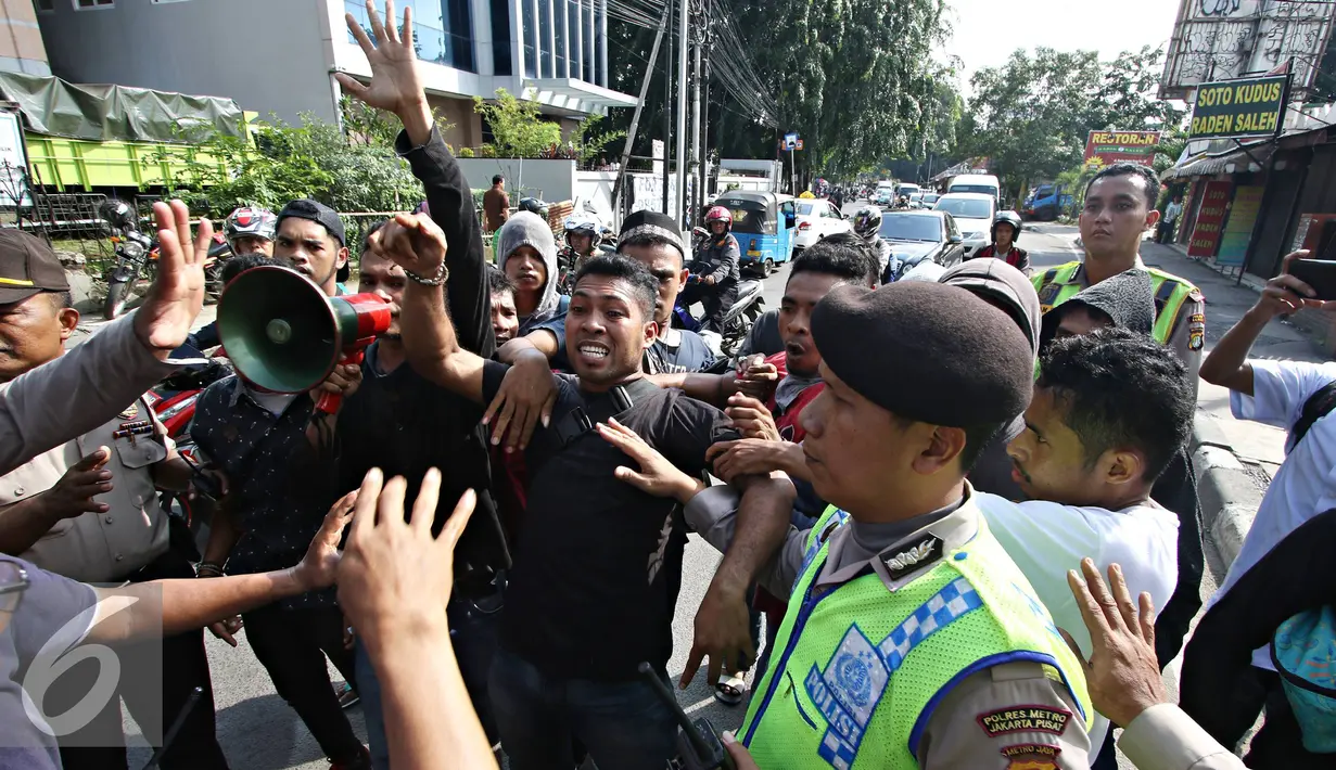 Mahasiswa yang tergabung dalam Gerakan Anak Bangsa terlibat kericuhan dengan petugas pengamanan DPP PKB, Jakarta, Rabu (16/3). Kericuhan terjadi karena petugas melarang mahasiswa berunjuk rasa di depan Kantor DPP PKB. (Liputan6.com/Immanuel Antonius)