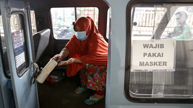 FOTO: PPKM Level 4, Angkutan Umum di Jakarta Terapkan Prokes Ketat