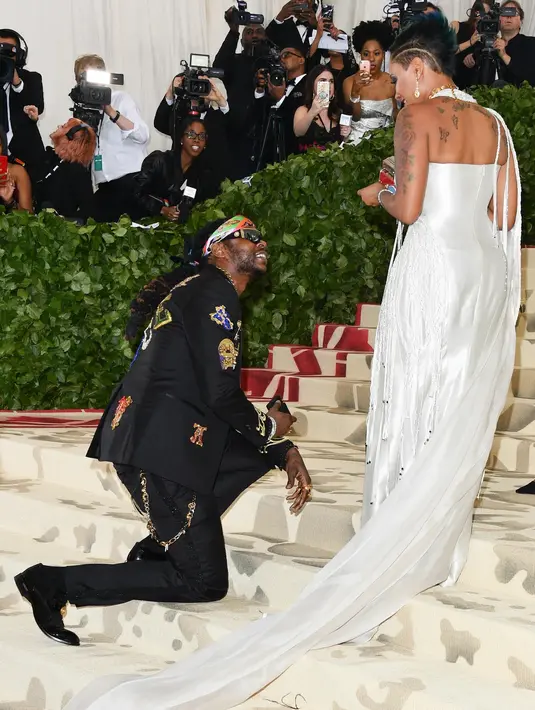 Chainz melamar Kesha Ward di Met Gala 2018. Beruntung, Kesha mengatakan ya dan para fotografer berhasil mengabadikan momen ini. Foto: Vogue.