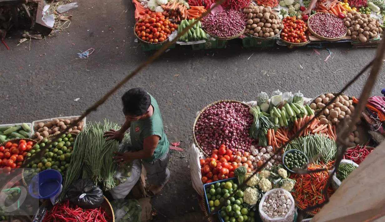 Aktifitas jual beli di Pasar Kebayoran Lama, Jakarta, Kamis (24/9/2015). Perayaan Idul Adha membuat sejumlah harga sayur mengalami kenaikan. (Liputan6.com/Angga Yuniar)