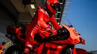 Marc Marquez gunakan livery serba merah ketika mencoba motor tim pabrikan Ducati pada tes MotoGP Barcelona. (X/Ducati Corse)