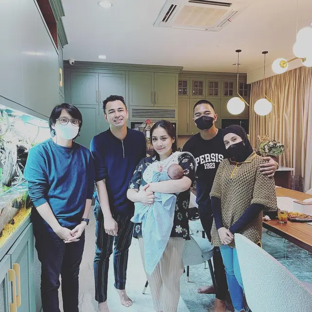 5 Potret Kaesang Pangarep Jenguk Rayyanza Anak Raffi Ahmad, Nadya Arifta Turut Hadir
