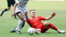 <p>Pemain Persija Jakarta,&nbsp;Maciej Jacek Gajos (kanan), berusaha menghalau bola dari kaki pemain Arema FC&nbsp;dalam pertandingan pekan kesembilan BRI Liga 1 2023/2024 yang berlangsung di Stadion Patriot Candra Bhaga, Bekasi, Minggu (20/9/2023). (Bola.com/M Iqbal Ichsan)</p>