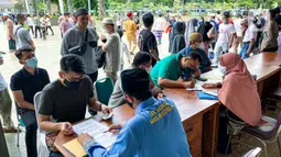 Petugas menerima pembayaran zakat fitrah dari umat muslim di Masjid Istiqlal, Jakarta, Jumat (29/4/2022). Panitia Zakat Masjid Istiqlal mulai membuka layanan pembayaran zakat fitrah dengan pembayaran senilai Rp 50 ribu atau 3,5 liter beras. (Liputan6.com/Faizal Fanani)