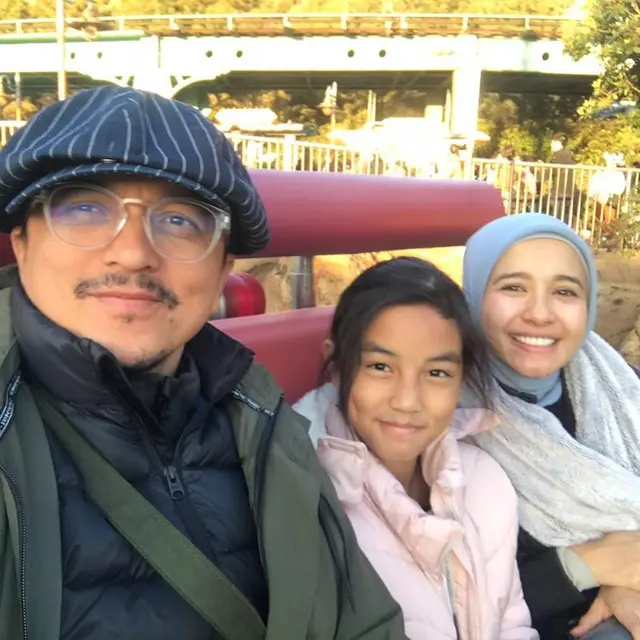 Engku Emran, Bella, dan putrinya. (Foto: Instagram @narmeukgne)
