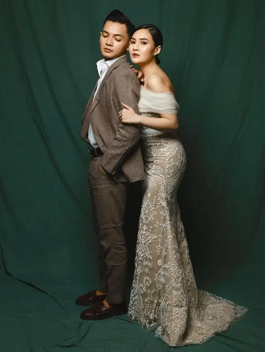 Kini jelang 2 tahun bersama, Nella dan Dory tampil mesra dalam pemotretan terbaru. Nella sendiri tampak cantik dengan tubuh langsing bak masih belum jadi seorang ibu.(Liputan6.com/IG/@faralljibrill)