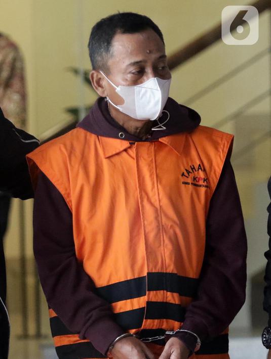 Tersangka kasus dugaan tindak pidana korupsi kerja sama pengolahan anoda logam pada tahun 2017, Dodi Martimbang sesaat sebelum rilis penetapan dan penahanan di Gedung Merah Putih Komisi Pemberantasan Korupsi (KPK) Jakarta, Selasa (17/1/2023). Guna kepentingan penyidikan, tersangka Dodi Martimbang ditahan KPK untuk 20 hari pertama, mulai tanggal 17 Januari 2023 s/d 5 Februari 2023 di Rutan Polres Metro Jakarta Timur. (Liputan6.com/Helmi Fithriansyah)