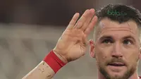 Marko Simic mmberikan salam kepada The Jakmania usai membobol gawang Johor Darul Ta’zim pada laga Piala AFC 2018 di Stadion Utama Gelora Bung Karno, Jakarta, Selasa (10/4/2018). Persija Jakarta menang 4-0.  (Bola.com/Nick Hanoatubun)