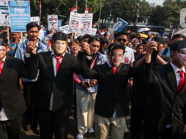 Sejumlah relawan Prabowo Subianto-Gibran Rakabuming Raka menggelar aksi damai capaian pemerintahan Presiden Joko Widodo-Ma'ruf Amin di kawasan Patung Kuda, Jakarta Pusat, Jumat (18/10/2024). (Liputan6.com/Angga Yuniar)