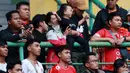 Suporter Cilik saat menyaksikan pertandingan Persija Jakarta melawan Arema FC pada laga BRI Liga 1 di Stadion Patriot Candrabhaga, Bekasi, Minggu (12/2/2023). Anak-anak tampak bahagia menyaksikan pertandingan sepak bola. (Bola.com/M Iqbal Ichsan)