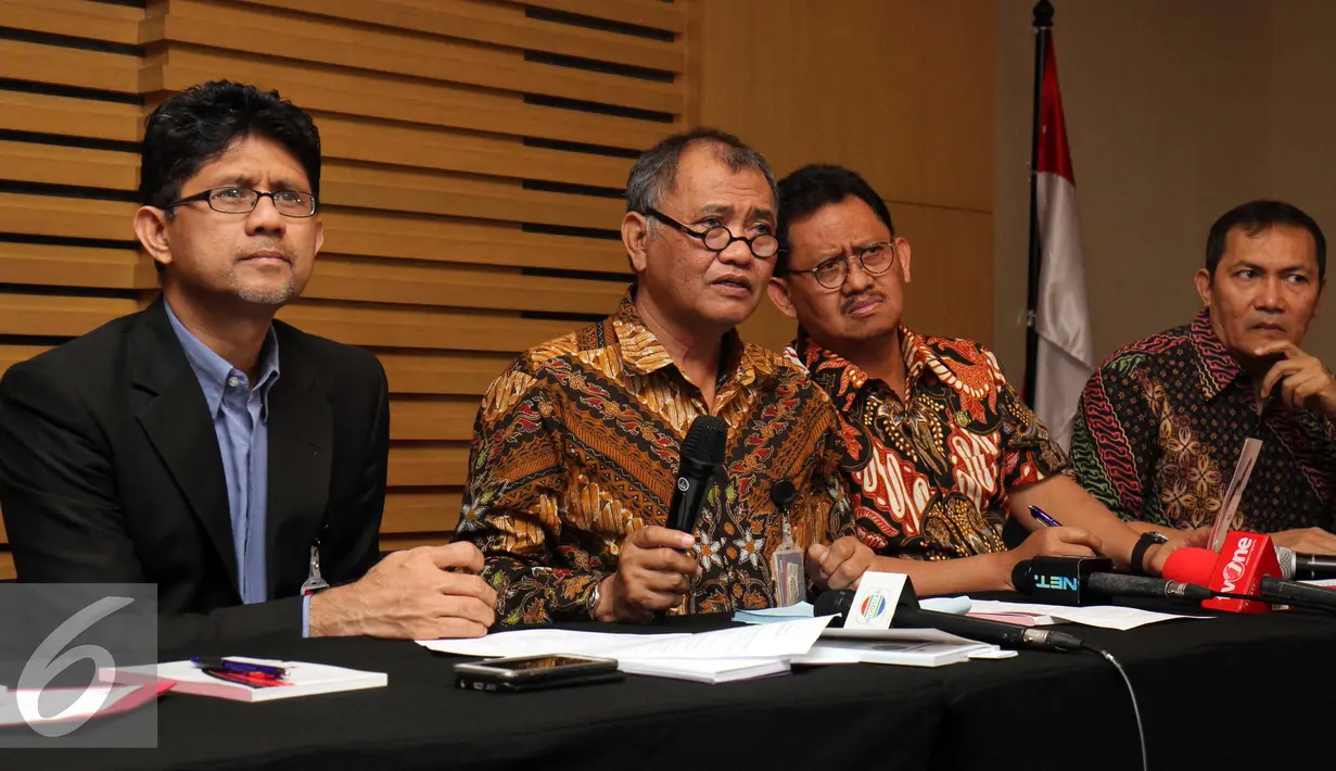Ketua KPK Agus Rahardjo memberikan keterangan mengenai OTT terkait dugaan suap Kejaksaan Tinggi DKI Jakarta di Gedung KPK, Jumat (1/4). Dalam OTT itu KPK berhasil menangkap 2 orang dari PT Brantas dan satu orang pihak swasta. (Liputan6.com/Faizal Fanani)