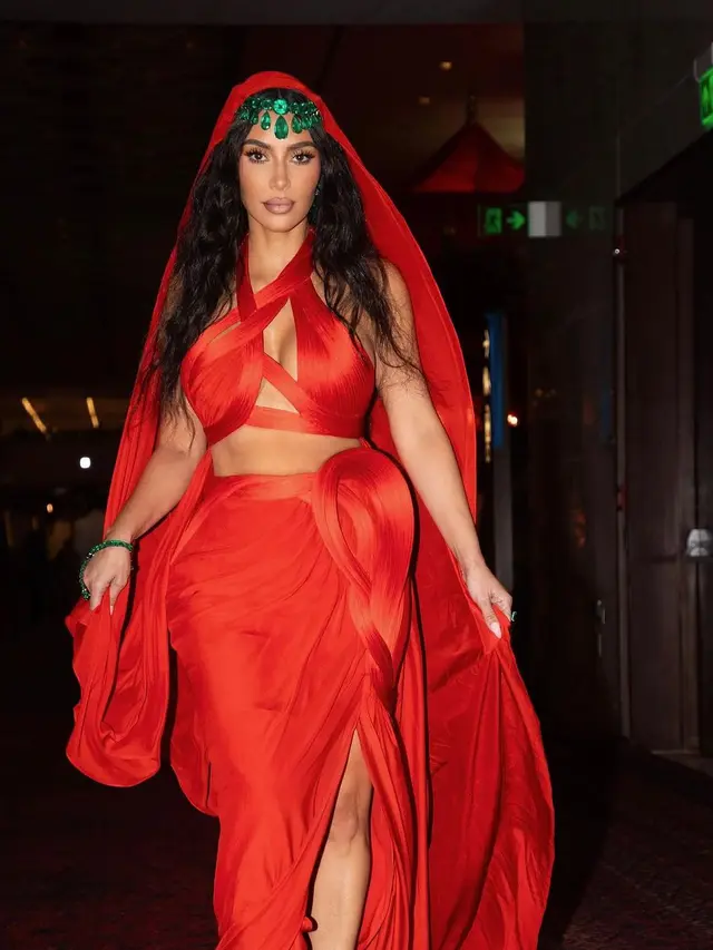 8 Gaya Kim Kardashian Pakai Perhiasan Mewah di Pernikahan Anant Ambani-Radhika Merchant, Tak Kalah Mentereng dari Pengantin