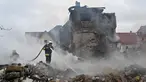 Petugas pemadam kebakaran memadamkan api di rumah-rumah pribadi yang rusak setelah serangan Rusia di wilayah Kyiv pada 25 Mei 2025, di tengah invasi Rusia di Ukraina. (Sergei SUPINSKY/AFP)