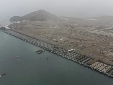 Pemandangan udara menunjukkan pekerjaan konstruksi di area tempat perusahaan Tiongkok Cosco Shipping membangun pelabuhan di Chancay, sekitar 80 km utara Lima, pada 22 Agustus 2023. (AFP/Ernesto Benavides)