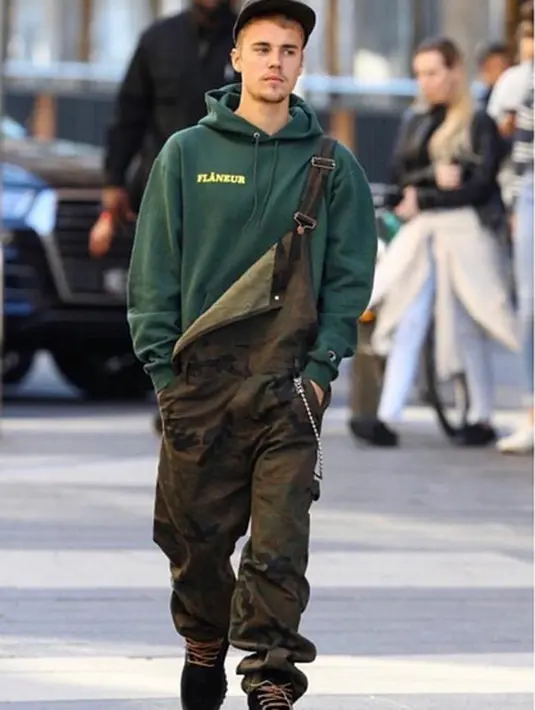 Untungnya saat itu sang pendeta dan para pengawal melindungi Justin dari kerumunan fans dan secara perlahan membawanya ke dalam mobil. Ternyata saat itu Justin dan Pendetanya hendak mengunjungi sebuah acara. (Instagram/Justinbieber)