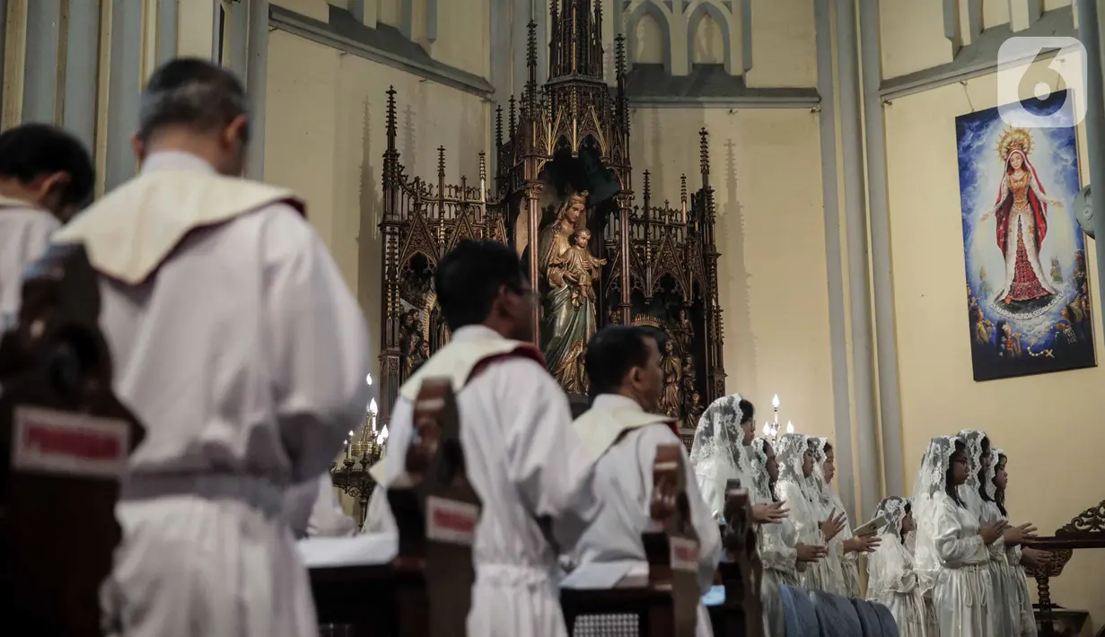 Suasana misa malam Natal di Gereja Katedral, Jakarta, Selasa (24/12/2019). Misa dipimpin oleh Romo Albertus Hani Rudi Hartoko SJ, Romo Joannes Maryana SJ, dan Romo Yusuf Edi Mulyono SJ. (Liputan6.com/Faizal Fanani)