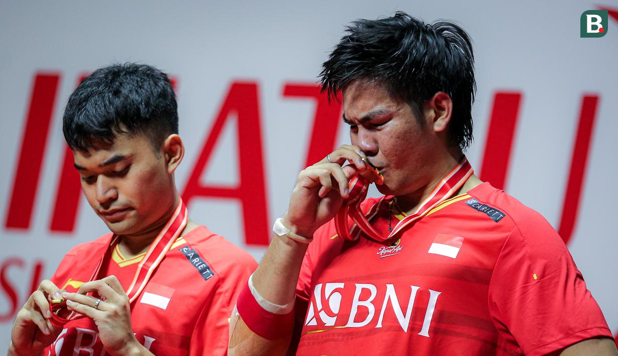 <p>Pebulutangkis Indonesia, Daniel Marthin (kanan) mencium medali emasnya di samping Leo Carnando setelah berhasil menjurai Indonesia Masters 2024 setelah mengalahkan pasangan Denmark, Kim Asturp/Anders Skaarup Rasmussen di Istora Senayan, Jakarta, Minggu (28/01/2024). (Bola.com/Bagaskara Lazuardi)</p>