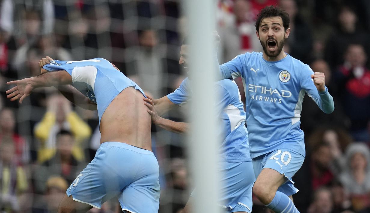 Hingga laga usai skor 2-1 bertahan untuk kemenangan Manchester City yang makin nyaman berada di puncak klasemen dengan mengumpulkan 53 poin. (AP/Matt Dunham)