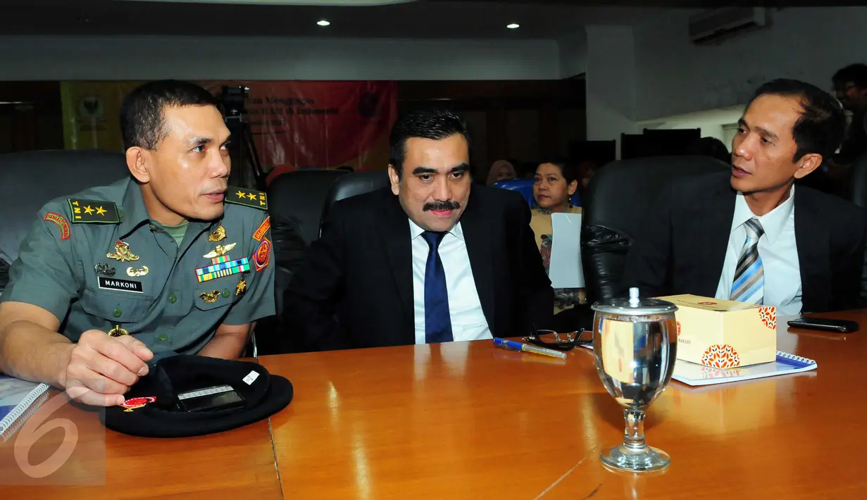  Perwakilan dari Mabes TNI, Mayjen Markoni, Perwakilan Peradi Harris Arthur dan Ketua Komnas HAM Nur Kholis saat menghadiri launching Laporan Situasi Pembela HAM di Kantor Komnas HAM, Jakarta, Selasa (15/9/2015). (Liputan6.com/Helmi Afandi)