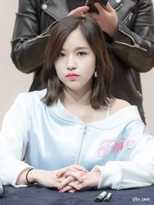 Para penggemar TWICE sudah tahu jika Mina merupakan idol yang introvert. Ia akan terlihat malu saat bertemu dengan orang dan ia banyak diam saat di depan kamera. (Foto: koreaboo.com)