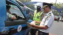 Dishub dibantu aparat kepolisian melakukan razia kelengkapan surat pengendara di Terminal Kp. Rambutan, Jakarta (6/10/15). Pemeriksaan tersebut untuk menghidari angka kecelakaan dan mengurangi polusi. (Liputan6.com/Gempur M Surya)