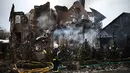 Konflik ini merupakan kelanjutan dari ketegangan yang bermula sejak aneksasi Krimea oleh Rusia pada tahun 2014. Tampak dalam foto, seorang petugas penyelamat Ukraina berdiri di samping sebuah rumah yang rusak parah setelah serangan udara di Sofiivska Borshchagivka, wilayah Kyiv pada Minggu 22 Februari 2026. (Henry NICHOLLS/AFP)