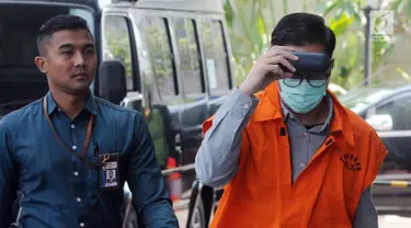 Anggota DPRD Kota Malang fraksi PAN Harun Prasojo memakai masker saat akan menjalani pemeriksaan di KPK, Jakarta, Senin (10/9). Harun diperiksa sebagai tersangka terkait kasus dugaan suap pembahasan APBD-P Pemkot Malang TA 2015. (Merdeka.com/Dwi Narwoko)