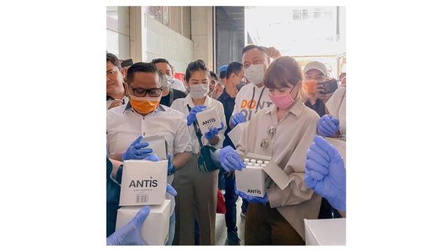 Virus Corona Meluas, Ini 7 Potret Seleb Bagi-Bagi Masker dan Hand Sanitizer