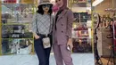 Perempuan berusia 17 tahunan ini tampil dengan bucket hat dan phone holder Gucci seharga Rp16 jutaan. Dipadukan dengan blouse grey geometris dan celana denim. Untuk alas kaki, ia memilih mengenakan heels hitam membuat kakinya tampak jenjang. (@fuji_an)