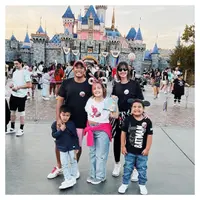 Nia Ramadhani liburan ke Disneyland (Foto: Instagram @ramadhaniabakrie)