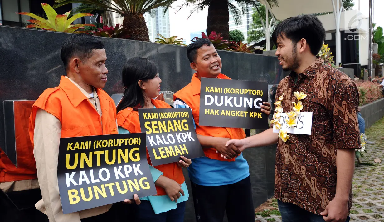 Sejumlah aktivis memparodikan peristiwa pertemuan anggota Pansus Hak Angket KPK dengan para narapidana kasus korupsi di depan Gedung KPK, Jakarta, Minggu (9/7). Mereka mengkritisi pertemuan tersebut. (Liputan6.com/Helmi Fithriansyah)