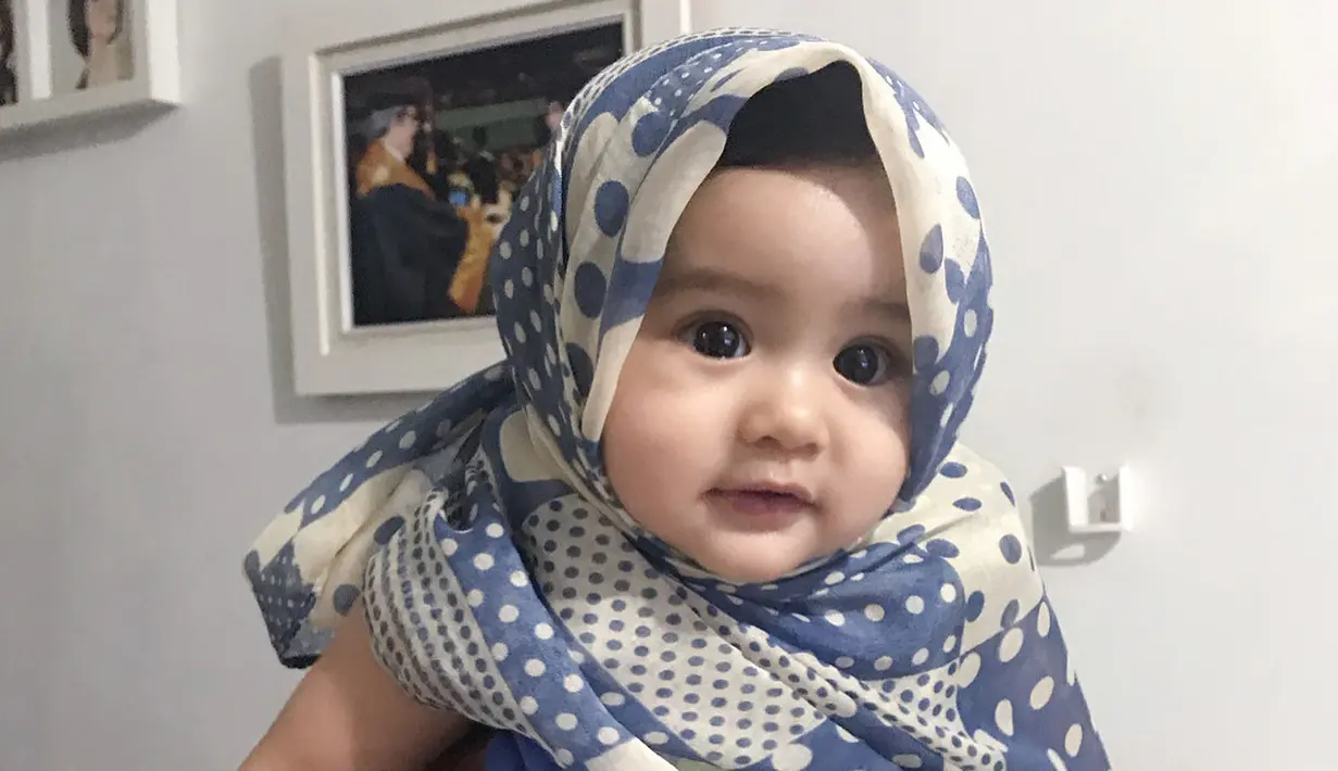 Anak dari Ryana Dea, Qiandra Rynayra Redi terlihat begitu imut ketika mengenakan hijab. Ia semakin menggemaskan dengan matanya yang bulat. (Foto: instagram.com/qiandra_rynayraredi)