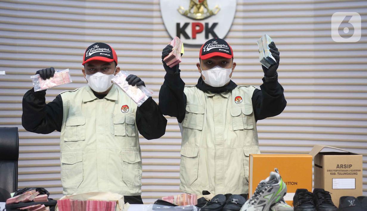 Berdasarkan kecukupan alat bukti dalam dugaan tindak pidana korupsi terkait pemerasan dan penerimaan lainnya di lingkungan Pemerintah Kabupaten Tulungagung, Jawa Timur, KPK menaikkan perkara ini ke tahap penyidikan. Tampak dalam foto, petugas menunjukkan barang bukti terkait Operasi Tangkap Tangan (OTT) Bupati Tulungagung, Gatut Sunu Wibowo, diperlihatkan petugas di Gedung Merah Putih Komisi Pemberantasan Korupsi (KPK), Jakarta, Sabtu (11/4/2026). (Liputan6.com/Helmi Fithriansyah)